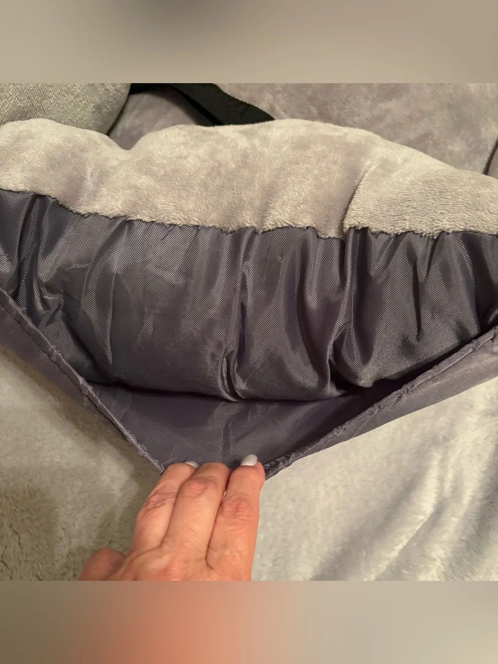 COMFY DOG CAT BED/CAR SEAT TRAVEL SEAT FOR DOG! APPROXIMATELY 24“ X 22“ NWT